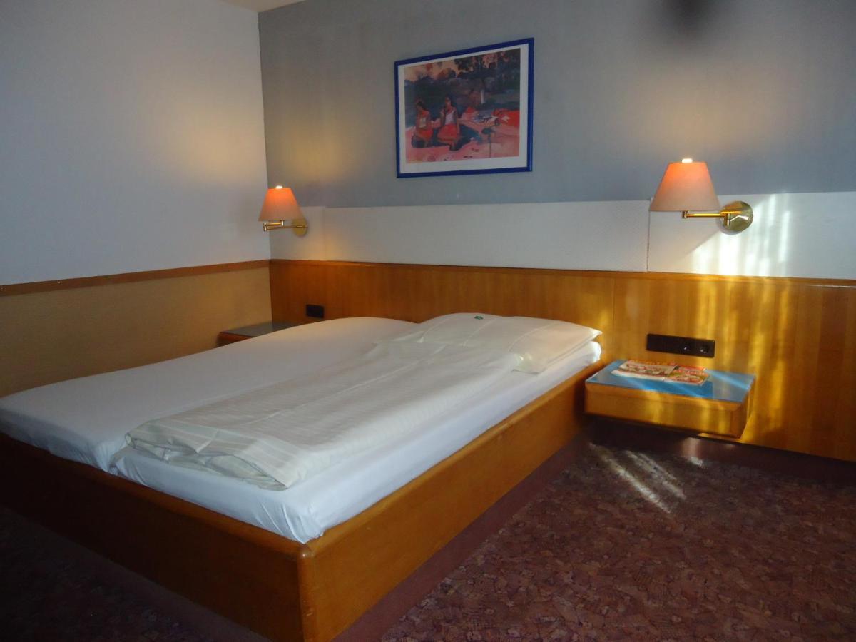 Enjoyhotel Garni Korntal Stuttgart B&B Parkplatz Sprinter Eksteriør bilde