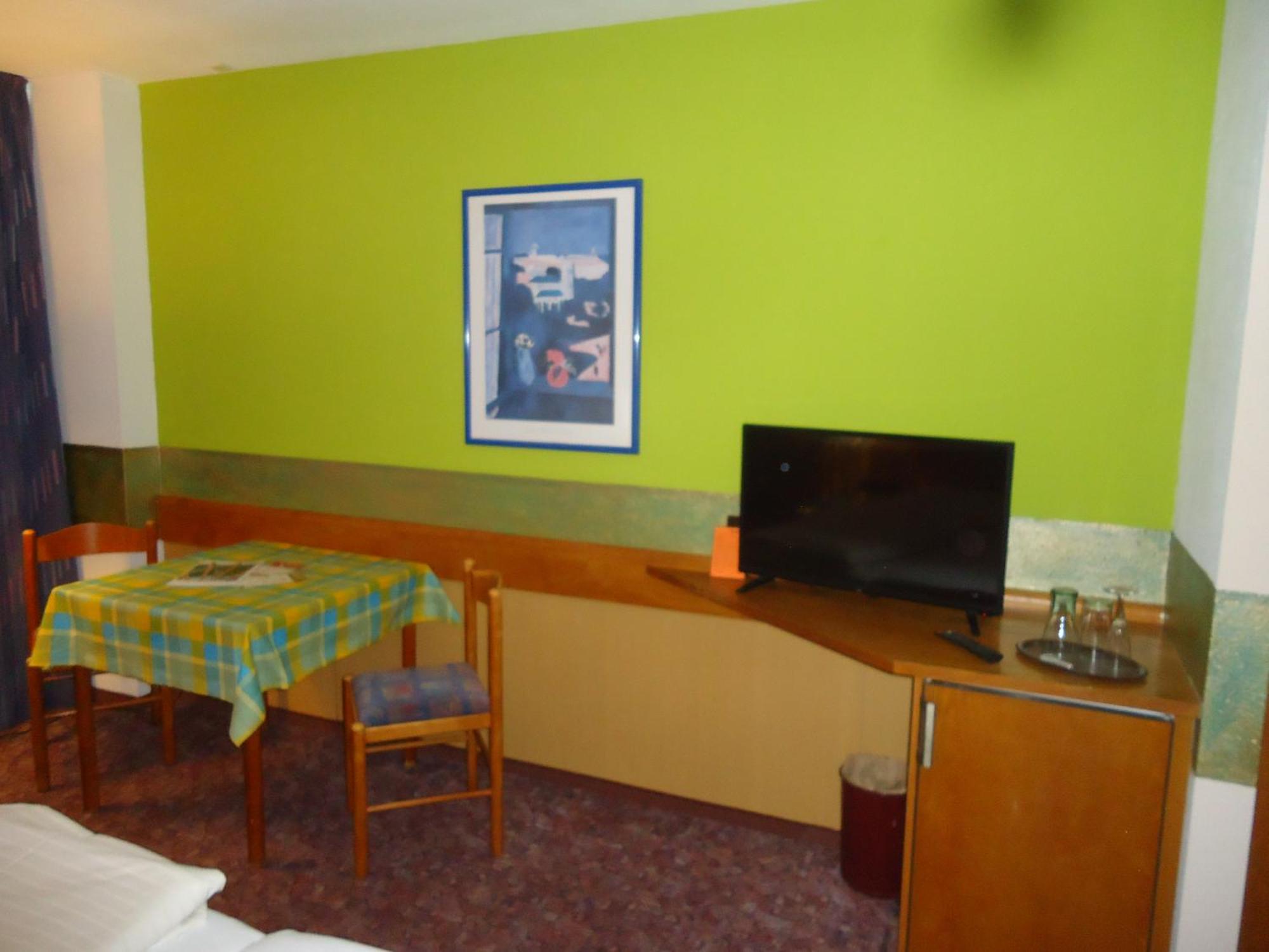 Enjoyhotel Garni Korntal Stuttgart B&B Parkplatz Sprinter Eksteriør bilde