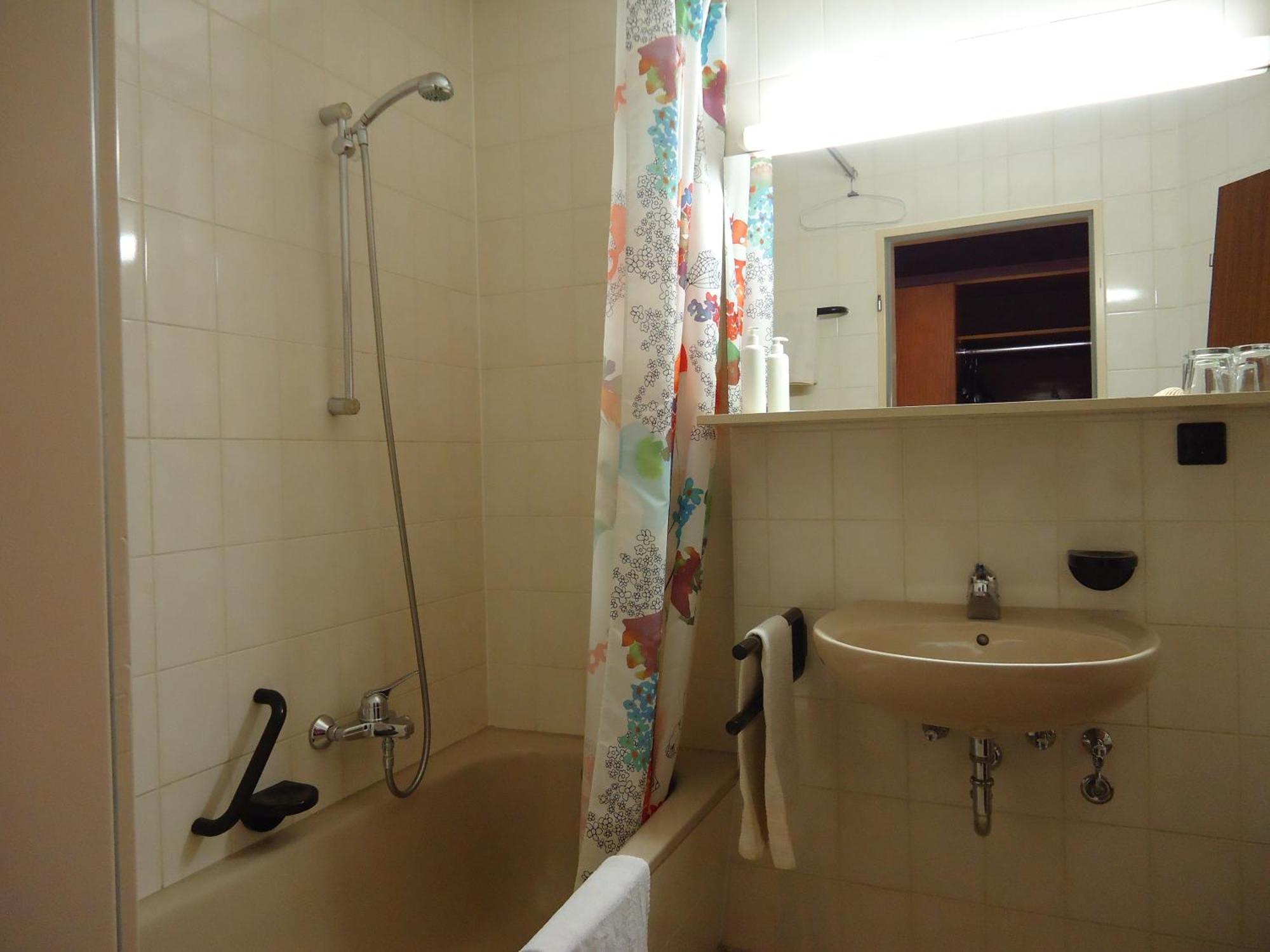 Enjoyhotel Garni Korntal Stuttgart B&B Parkplatz Sprinter Eksteriør bilde